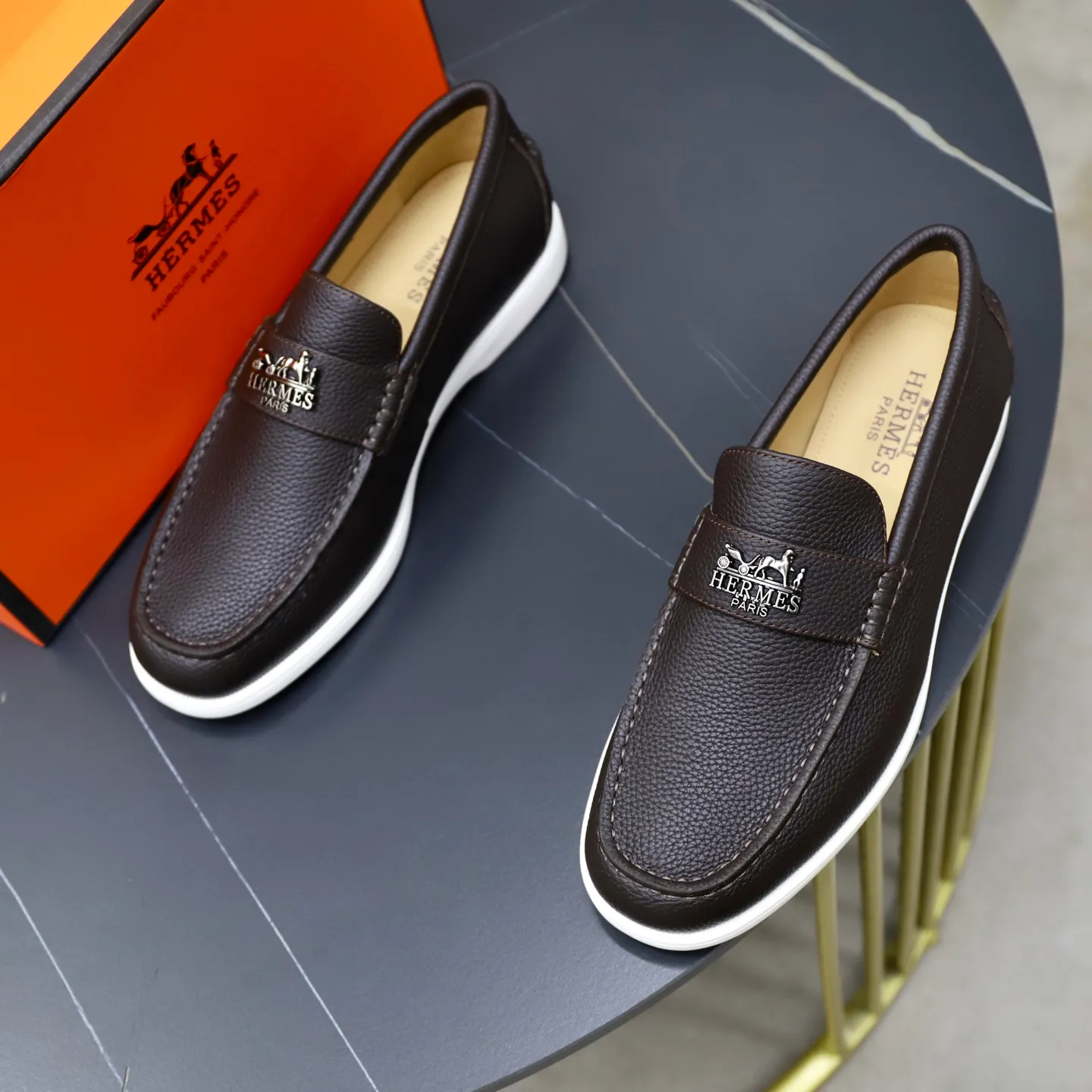 Ex-factory price: 560💰Hermès/Hermès slip-on men's shoes. This shoe is made of imported pebbled cowhide. It has simple and smooth lines and is combined with aerodynamically designed 3CM rubber foam ultra-light soles! Youthful and fashionable, classic H-shaped hardware buckle decoration, calf lining gently wraps the feet, with logo cowhide feet, casual and urban style, highlighting youthful vitality, sports and leisure version, super versatile, code number: 38-39-40-41-42-43-44 standard leather shoe size (45 can be customized but does not support returns)